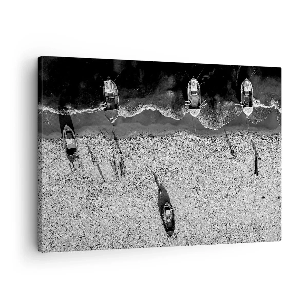 Vászonkép - Fekete-fehér légi felvétel a tengerparti hajókról - 70x50cm - Még mindig a parton... - Modern fali dekoráció nappalihoz és hálószobához ARTTOR