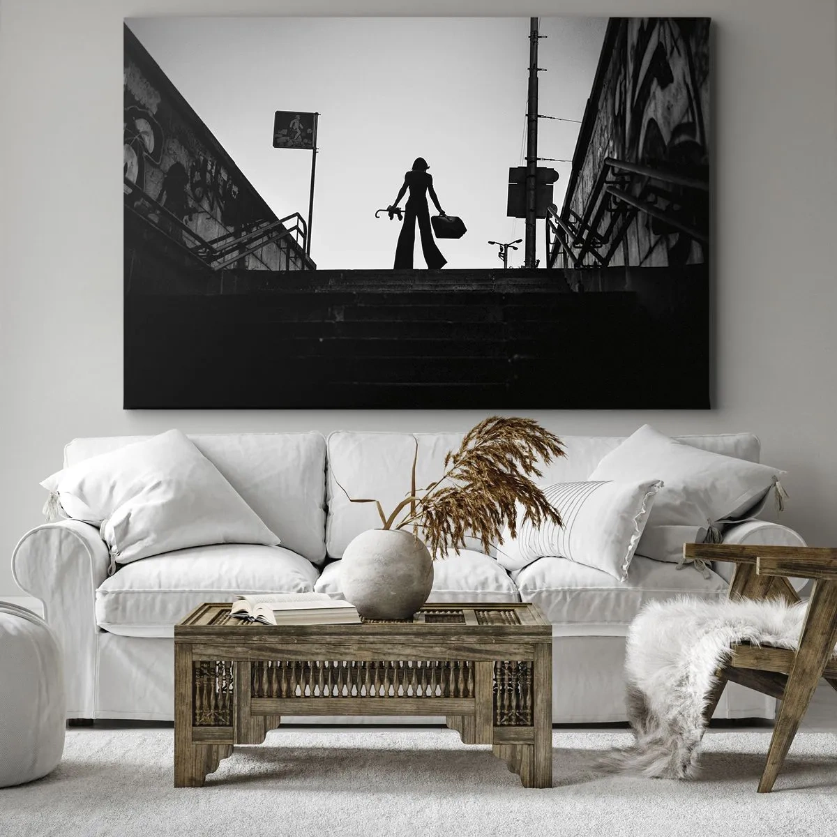 Vászonkép - Egy női alak a lépcsőn fekete-fehérben, dinamikus hangulattal - 70x50cm - Városi vándorlás - Modern fali dekoráció nappalihoz és hálószobához ARTTOR