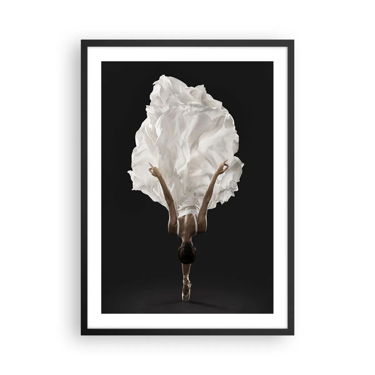 Poszter fehér keretben - Egy fehér ruhás táncos lebeg a levegőben egy fekete háttér előtt. - 50x70cm - Szokatlan sávok - Modern fali dekoráció nappalihoz és hálószobához ARTTOR