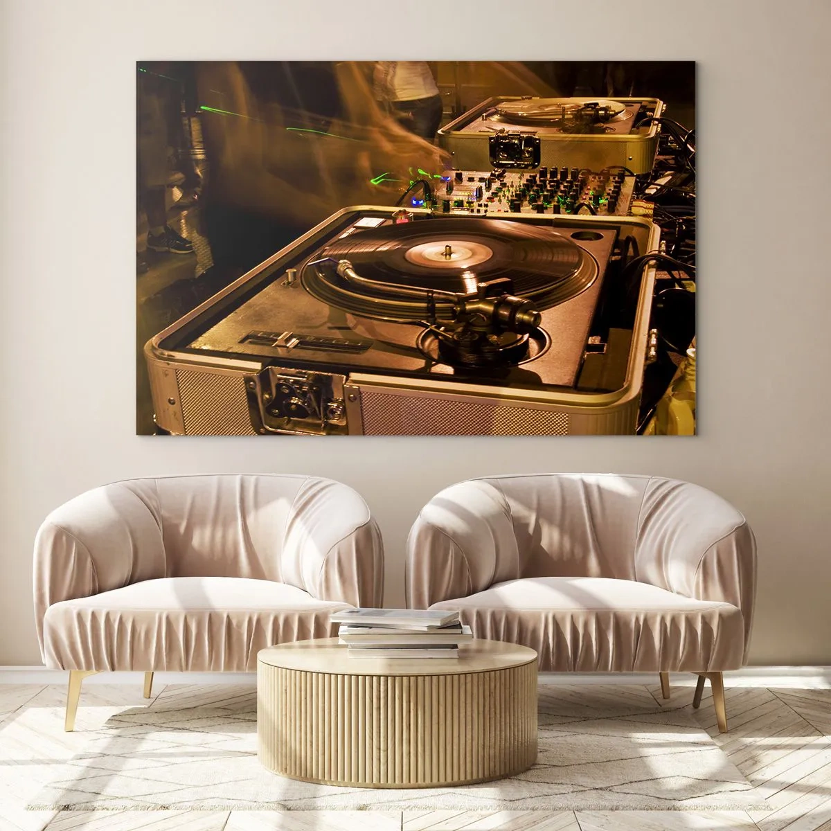 Üveg kép - Lemezjátszó egy buli hátterében dinamikus fényeffektusokkal - 70x50cm - Érzed az erőt? - Modern fali dekoráció nappalihoz és hálószobához ARTTOR