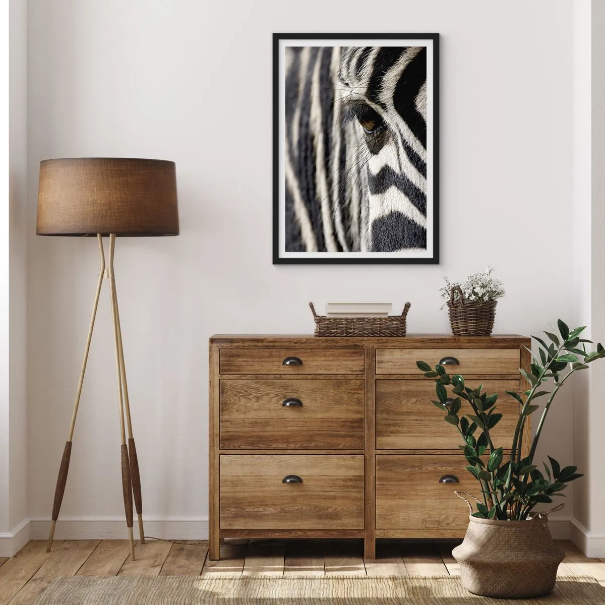 Poszter fehér keretben - Egy zebra szemének közeli képe a jellegzetes mintázatával. - 50x70cm - Csíkos portré - Modern fali dekoráció nappalihoz és hálószobához ARTTOR
