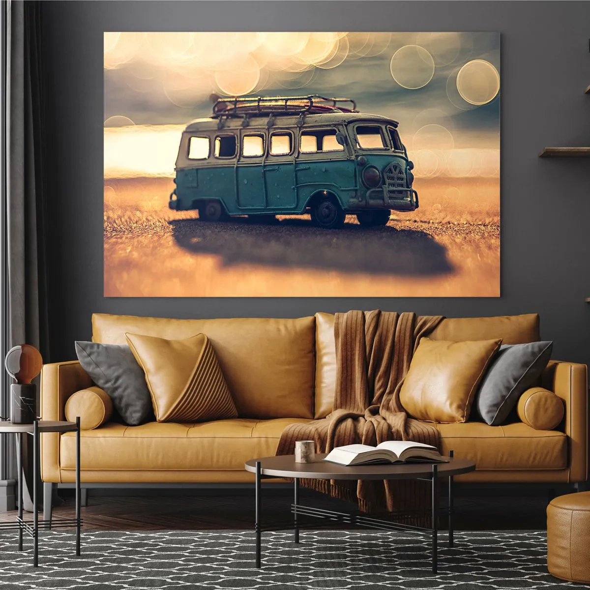 Üveg kép - Vintage játékbusz a tengerparton naplementekor - 70x50cm - Vége a bálványoknak: pénznek és munkának - Modern fali dekoráció nappalihoz és hálószobához ARTTOR