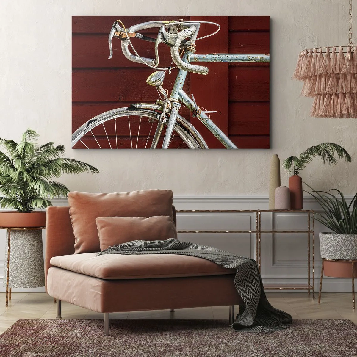 Vászonkép - Egy vintage kerékpár egy piros fából készült falnak támaszkodva - 70x50cm - Győzelemre teremtve - Modern fali dekoráció nappalihoz és hálószobához ARTTOR