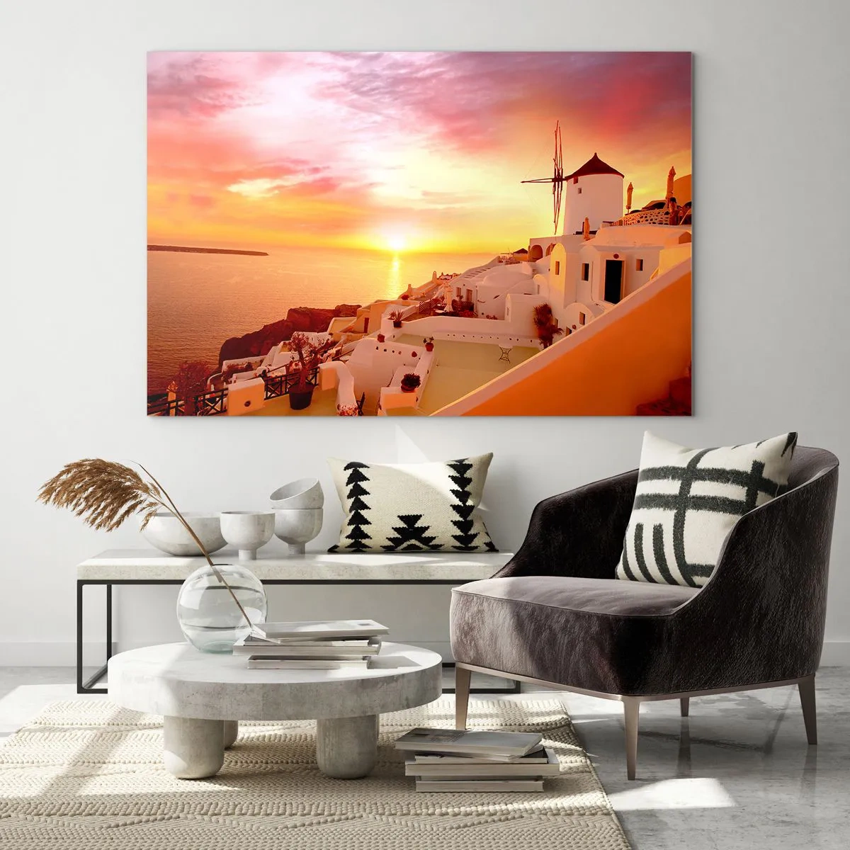 Üveg kép - Naplemente Santorini felett fehér épületekkel és egy szélmalommal - 70x50cm - Szétfolyni a fehérben és aranyban - Modern fali dekoráció nappalihoz és hálószobához ARTTOR