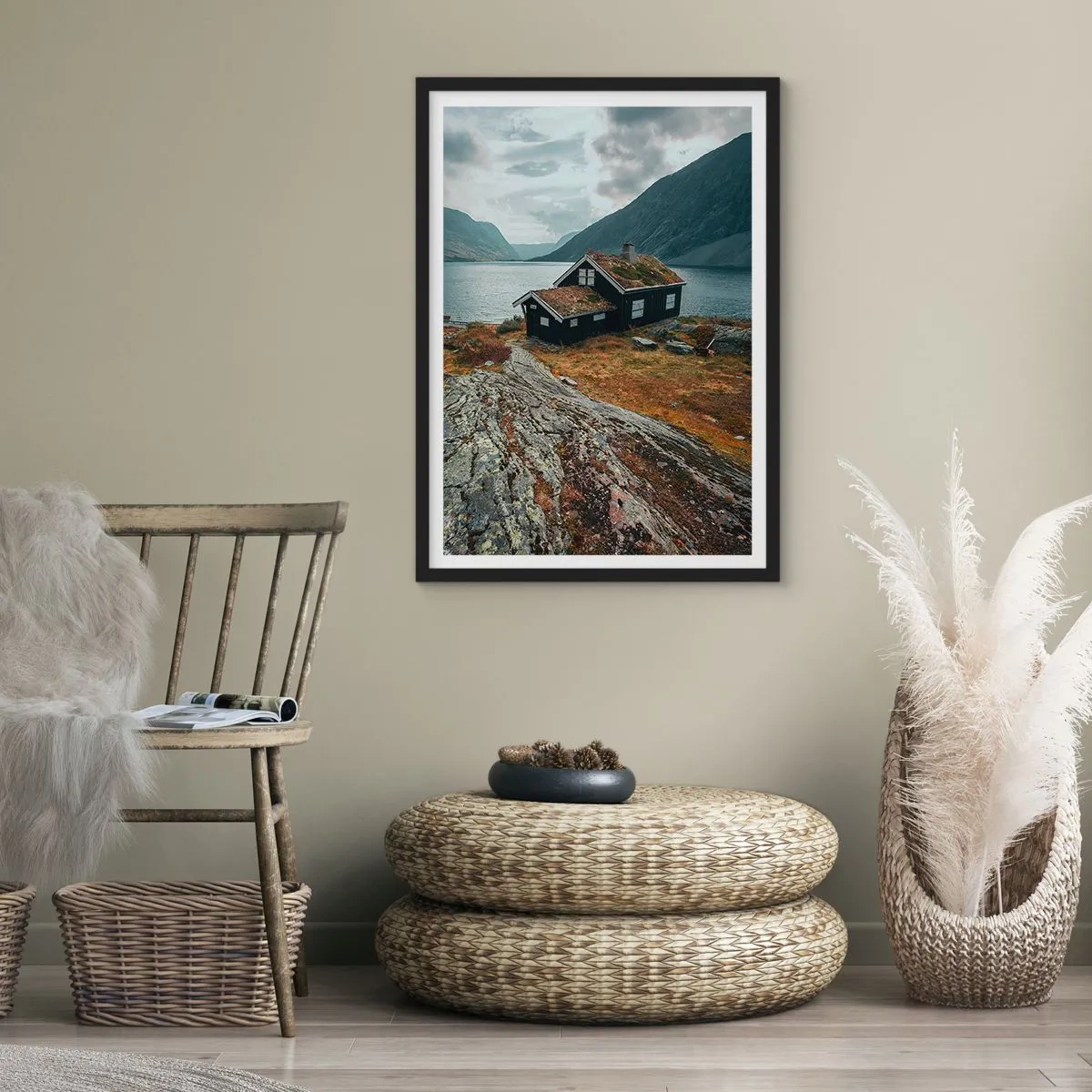 Poszter fehér keretben - Egy magányos házikó egy fjord mellett egy zord skandináv tájban - 50x70cm - Fjord nyári üdülőhely - Modern fali dekoráció nappalihoz és hálószobához ARTTOR
