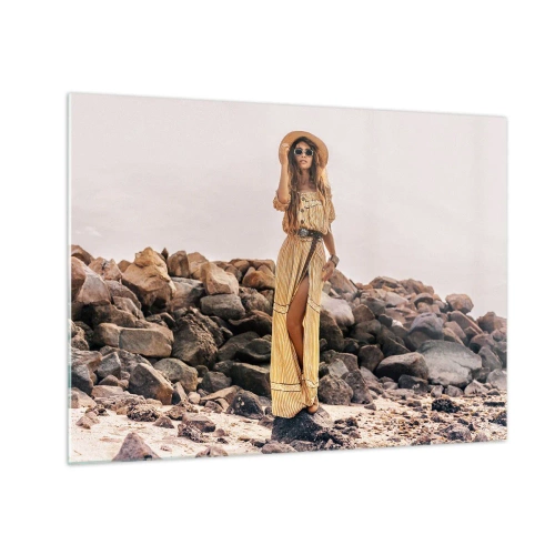 Üveg kép - Egy nő bohém stílusú ruhában, sziklás parton - 70x50cm - A kövek varázsa - Modern fali dekoráció nappalihoz és hálószobához ARTTOR