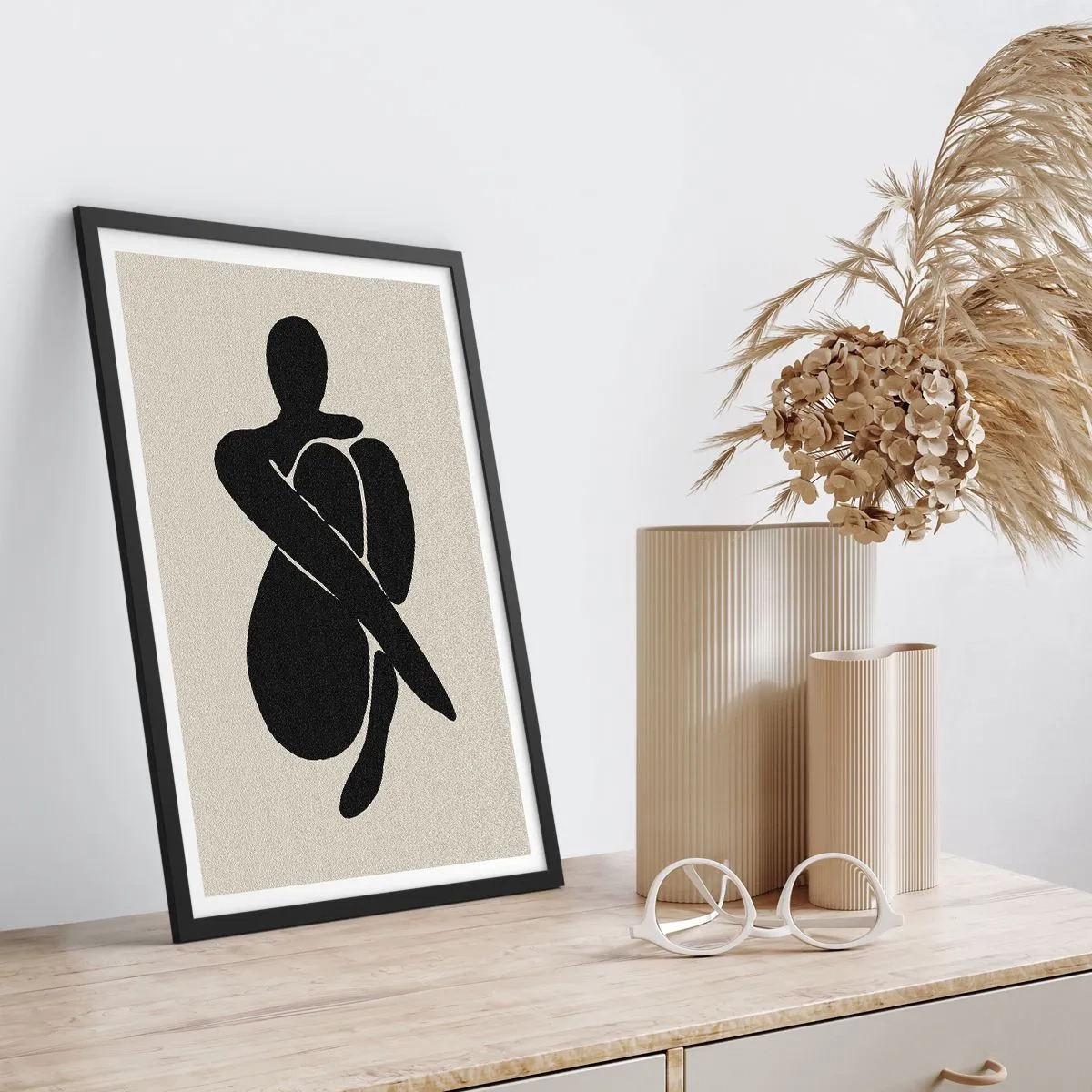 Poszter fehér keretben - Absztrakt alak testét átölelő karokkal pózban, fekete-fehér illusztráció - 50x70cm - A saját ölelésemben - Modern fali dekoráció nappalihoz és hálószobához ARTTOR