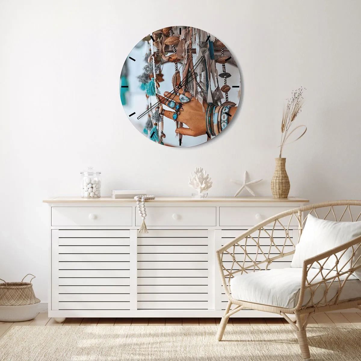 Falióra, Óra - Ékszerekkel díszített kéz a bohém kézműves termékek között - 30x30cm - Helyi kincsek - Modern fali dekoráció nappalihoz, konyhához és hálószobához ARTTOR