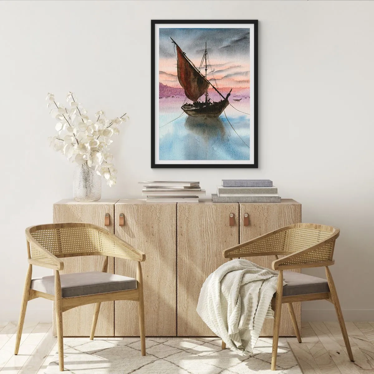 Poszter fehér keretben - Vitorlás hajó nyugodt vízen naplemente fényében - 50x70cm - Este a kikötőben - Modern fali dekoráció nappalihoz és hálószobához ARTTOR