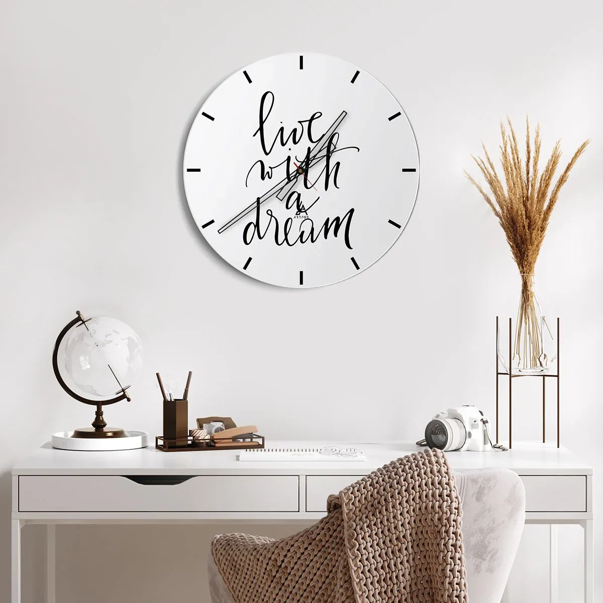 Falióra, Óra - Minimalista betűtípus fekete színben fehér alapon - 30x30cm - Természetesen - Modern fali dekoráció nappalihoz, konyhához és hálószobához ARTTOR