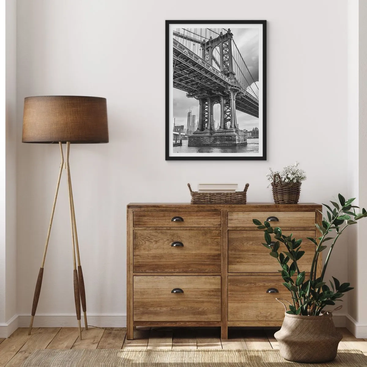 Poszter fehér keretben - Egy fekete-fehér híd egy városi táj hátterében - 50x70cm - A város szívébe - Modern fali dekoráció nappalihoz és hálószobához ARTTOR
