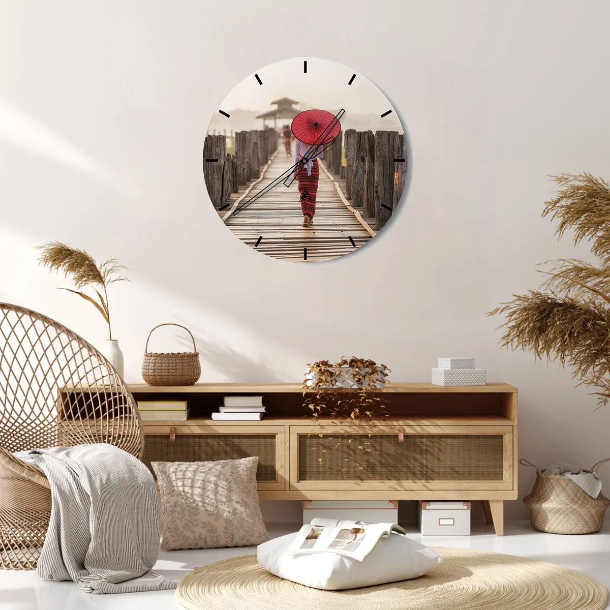 Falióra, Óra - Egy nő piros esernyővel egy fahídon - 30x30cm - A régi hídon - Modern fali dekoráció nappalihoz, konyhához és hálószobához ARTTOR