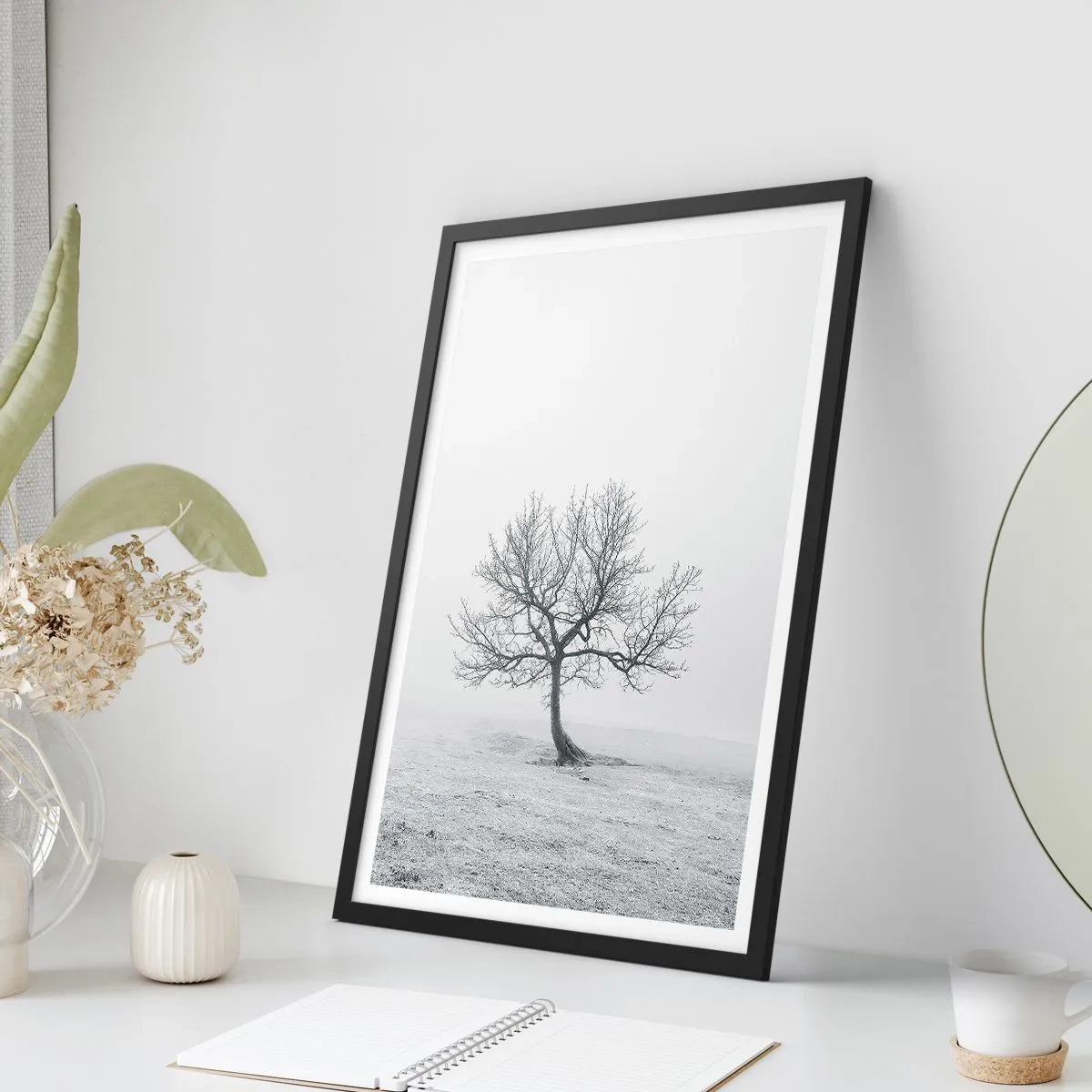 Poszter fehér keretben - Minimalista tájkép egy magányos fával téli környezetben. - 50x70cm - A semmi ellen - Modern fali dekoráció nappalihoz és hálószobához ARTTOR
