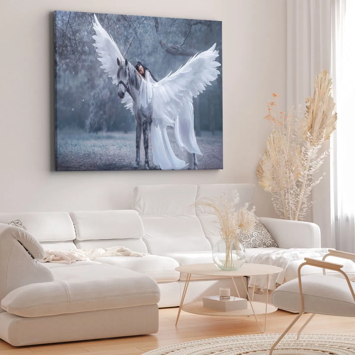 Vászonkép - Egy nő fehér lovon, szárnyakkal egy varázslatos erdőben - 70x50cm - Egy ihletett pillanat - Modern fali dekoráció nappalihoz és hálószobához ARTTOR