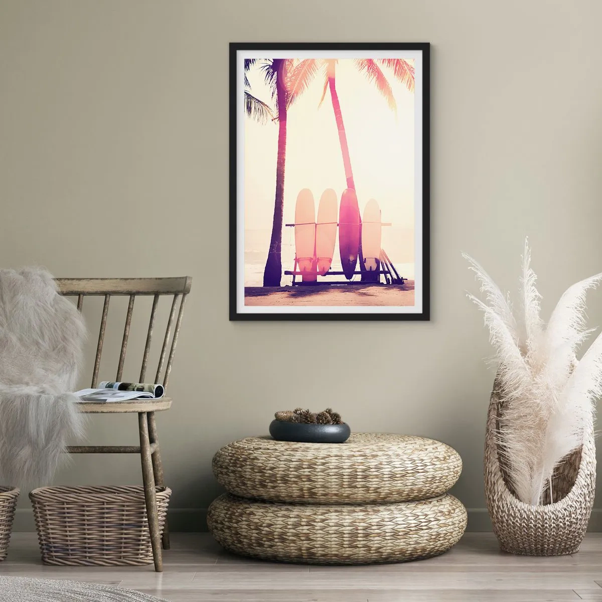 Poszter fehér keretben - Szörfdeszkák sorakoznak pálmafák alatt a tengerparton - 50x70cm - Ez  remek nap lesz  - Modern fali dekoráció nappalihoz és hálószobához ARTTOR
