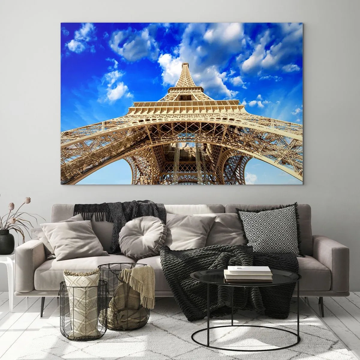 Üveg kép - Az Eiffel-torony felülről, az ég hátterében látható - 70x50cm - Az ég és a felhők felé nyúlva - Modern fali dekoráció nappalihoz és hálószobához ARTTOR