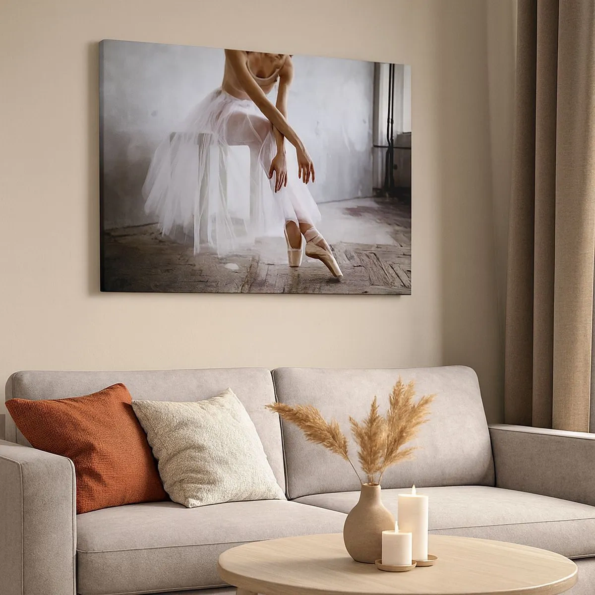 Vászonkép - Egy balerina finom pózban ipari háttér előtt - 70x50cm - Mielőtt a rámpa fényei kigyúlnak - Modern fali dekoráció nappalihoz és hálószobához ARTTOR