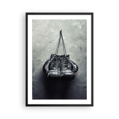 Poszter fehér keretben - Fekete bokszkesztyűk lógnak egy húron - 50x70cm - A küzdelem és a béke ideje - Modern fali dekoráció nappalihoz és hálószobához ARTTOR