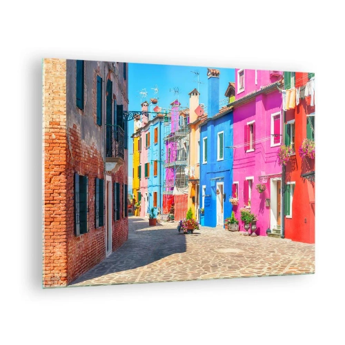 Üveg kép - Színes épületek egy keskeny utcában egy napsütötte városban - 70x50cm - Város "A papagájoknál" - Modern fali dekoráció nappalihoz és hálószobához ARTTOR