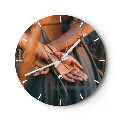 Falióra, Óra - Közeli kép összefonódó, növényekkel átszőtt, összekulcsolt kezekről - 30x30cm - Kapcsolatban a természettel - Modern fali dekoráció nappalihoz, konyhához és hálószobához ARTTOR