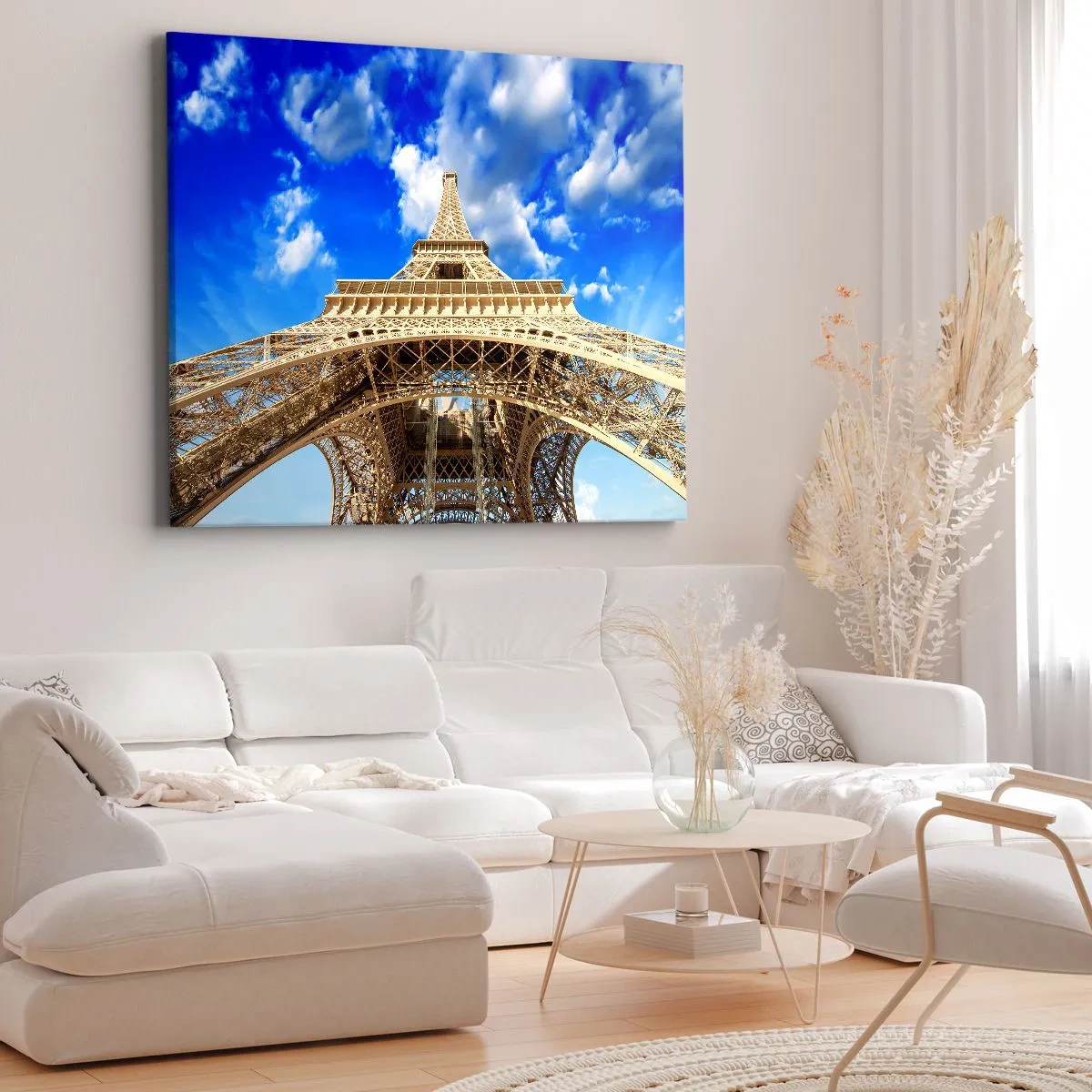 Vászonkép - Az Eiffel-torony alulról a kék ég hátterében - 70x50cm - Az ég és a felhők felé nyúlva - Modern fali dekoráció nappalihoz és hálószobához ARTTOR