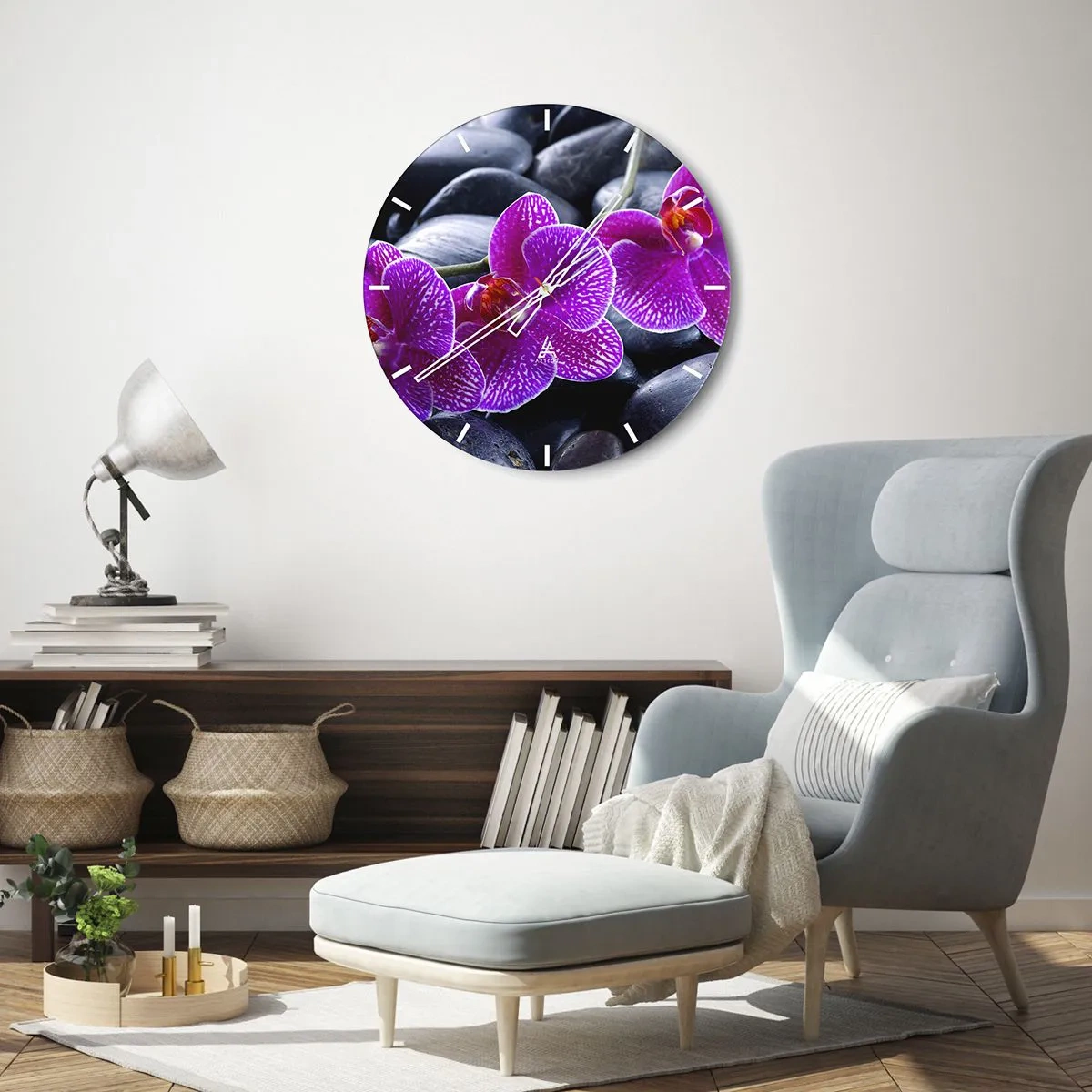 Falióra, Óra - Lila orchideák fekete kövek hátterében - 30x30cm - A kövek kivilágosodtak az örömtől - Modern fali dekoráció nappalihoz, konyhához és hálószobához ARTTOR
