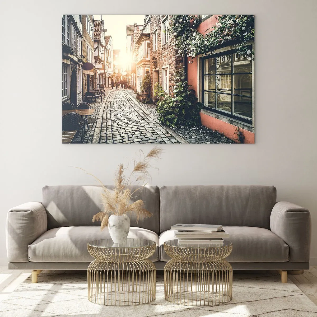 Üveg kép - Egy bájos utca bérházakkal, melyeket a naplemente világít meg - 70x50cm - Rózsa sikátor rózsaszín fényben - Modern fali dekoráció nappalihoz és hálószobához ARTTOR