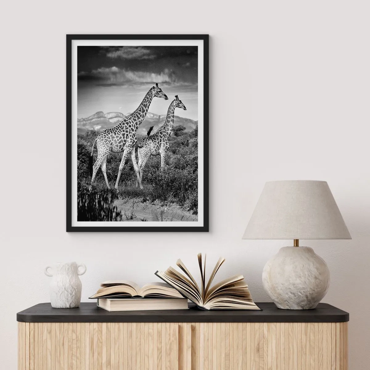 Poszter fehér keretben - Zsiráfok fekete-fehér portréja afrikai tájkép hátterében - 50x70cm - Magas rangok Afrikában - Modern fali dekoráció nappalihoz és hálószobához ARTTOR
