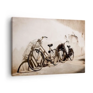 Vászonkép - Két bicikli egy régi retró stílusú falnak dőlve - 70x50cm - A múlt felejthetetlen varázsa - Modern fali dekoráció nappalihoz és hálószobához ARTTOR