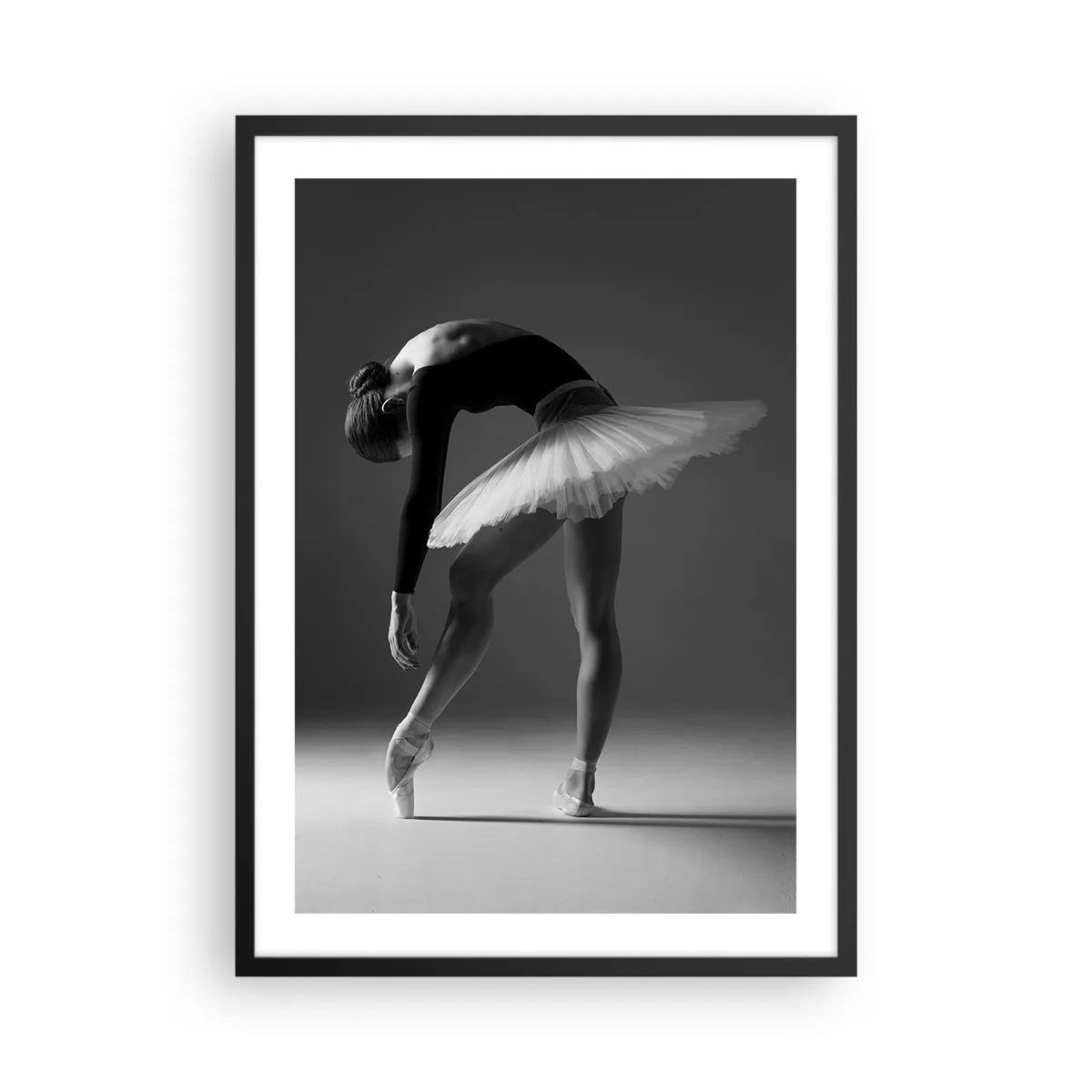 Poszter fehér keretben - Egy balerina fekete-fehér kompozícióban, elegáns pózban - 50x70cm - Bella balerina - Modern fali dekoráció nappalihoz és hálószobához ARTTOR