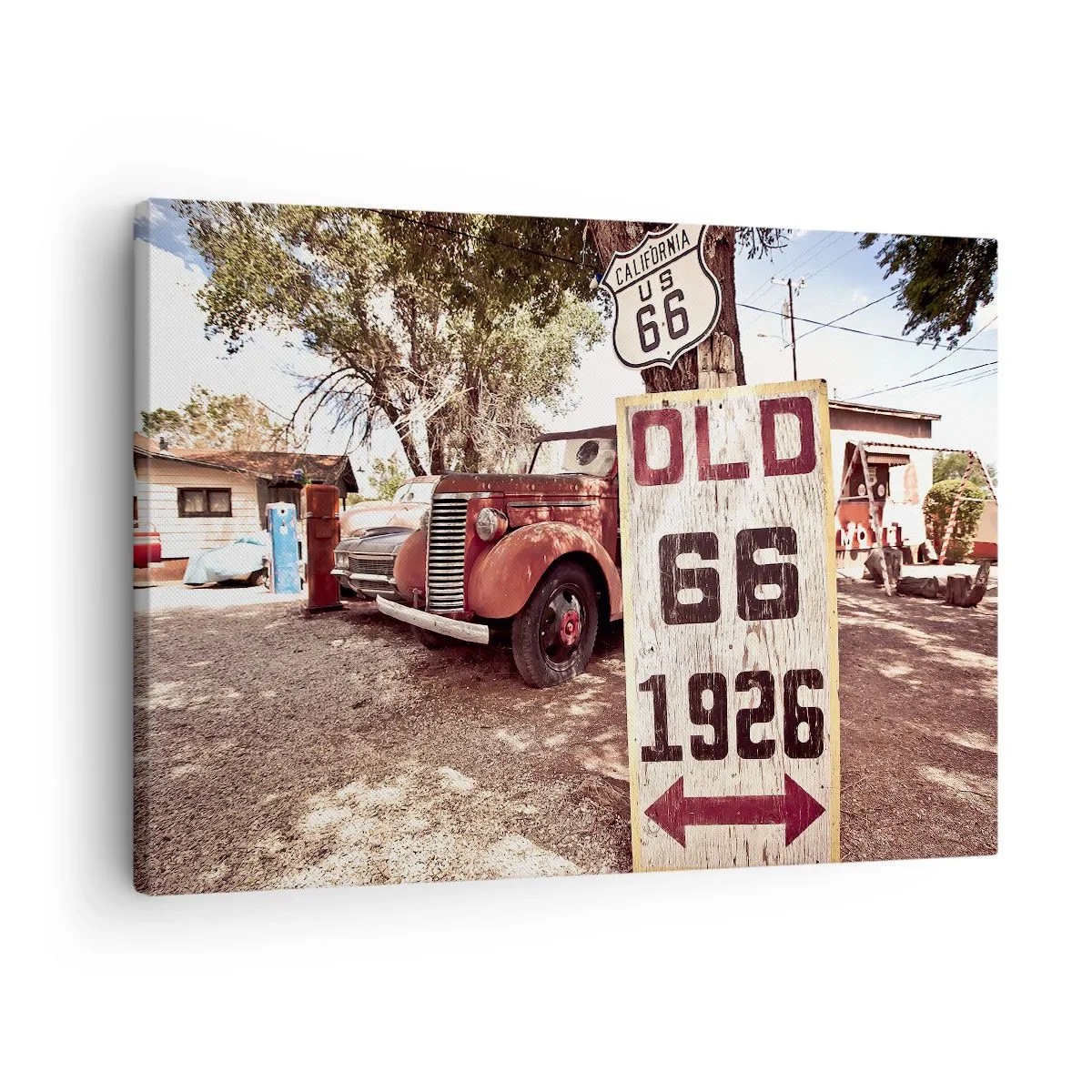 Vászonkép - Retro autó és a 66-os út tábla rusztikus környezetben - 70x50cm - Az amerikai tartomány legendája - Modern fali dekoráció nappalihoz és hálószobához ARTTOR