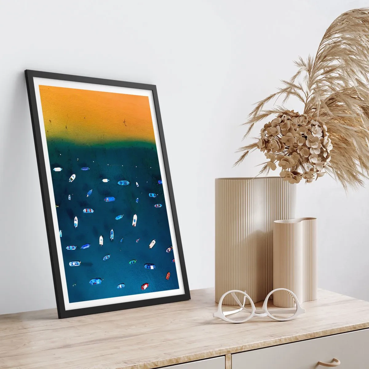 Poszter fehér keretben - A parton sodródó hajók légi felvétele - 50x70cm - Egy ünnepi játék - Modern fali dekoráció nappalihoz és hálószobához ARTTOR