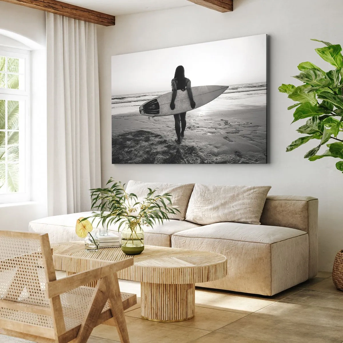 Vászonkép - Nő szörfdeszkával a strandon, fekete-fehérben - 70x50cm - Tengeri hullámok lánya - Modern fali dekoráció nappalihoz és hálószobához ARTTOR