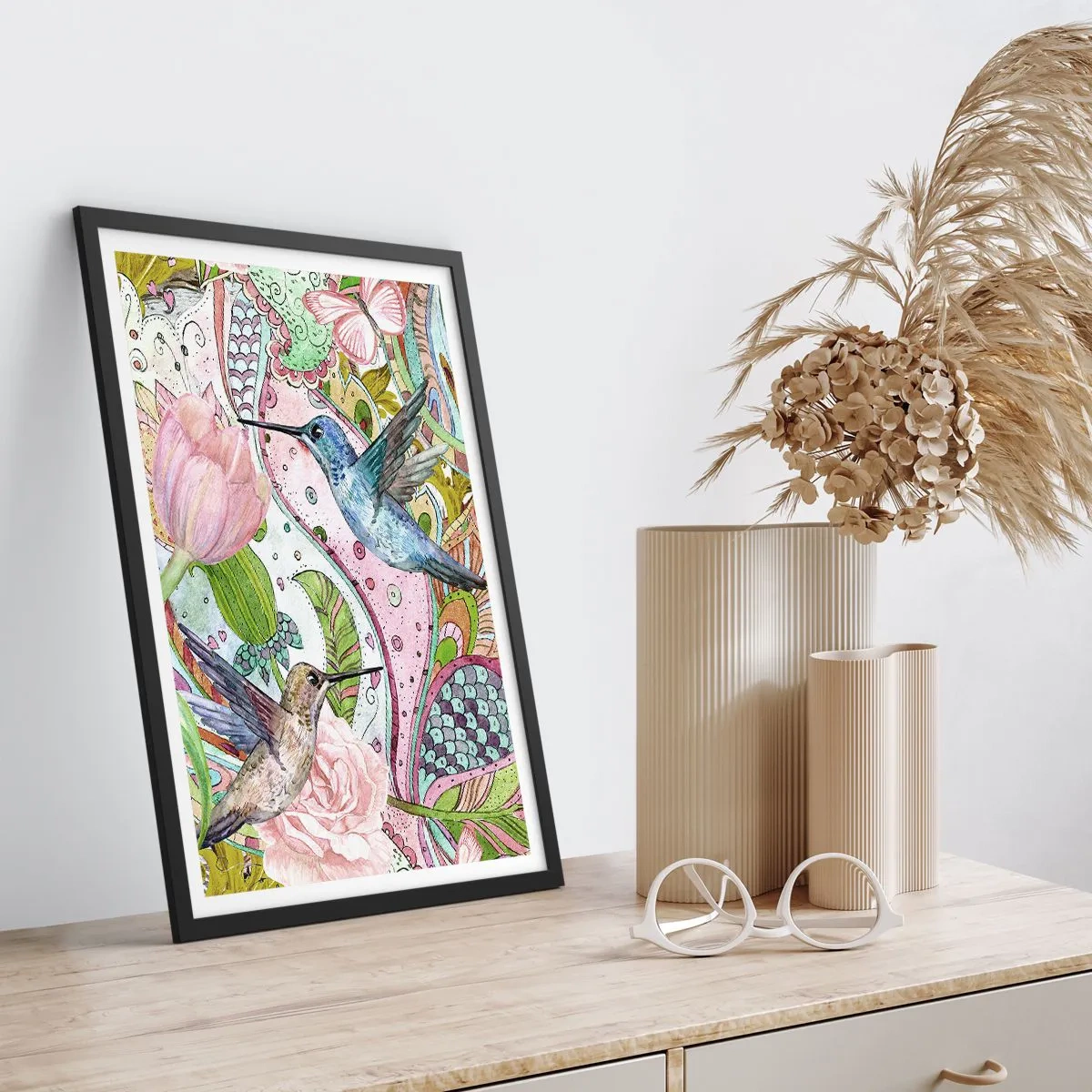 Poszter fehér keretben - Színes kolibrik virágok és minták hátterében - 50x70cm - Szőlőbe gabalyodva - Modern fali dekoráció nappalihoz és hálószobához ARTTOR