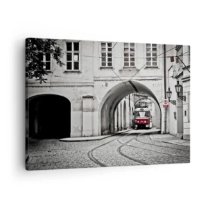 Vászonkép - Egy fekete-fehér villamos egy történelmi városi utcában - 70x50cm - A város labirintusán keresztül - Modern fali dekoráció nappalihoz és hálószobához ARTTOR