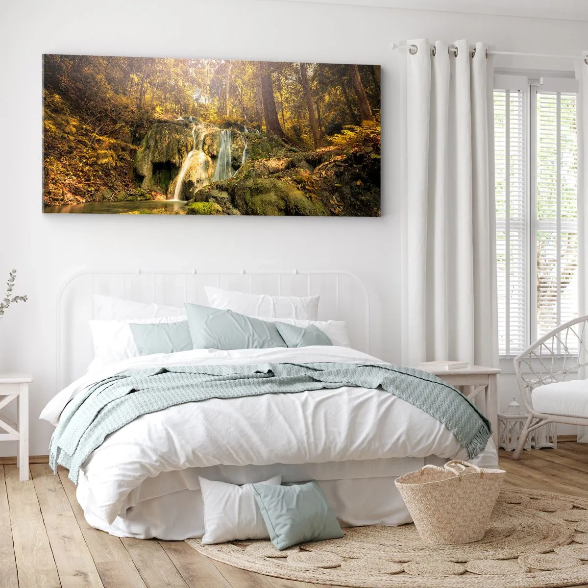 Vászonkép - Erdei vízesés a zöldben - 140x50 cm