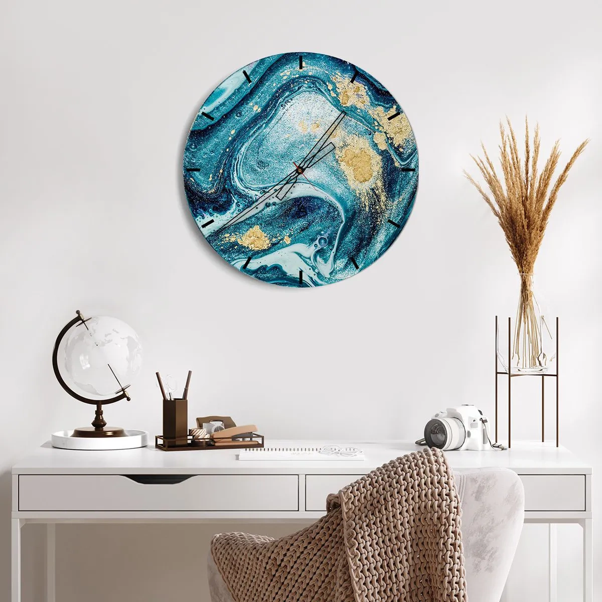 Falióra, Óra - Egy absztrakt örvény kék és arany árnyalatokban, márványhatással. - 30x30cm - Kék örvény - Modern fali dekoráció nappalihoz, konyhához és hálószobához ARTTOR
