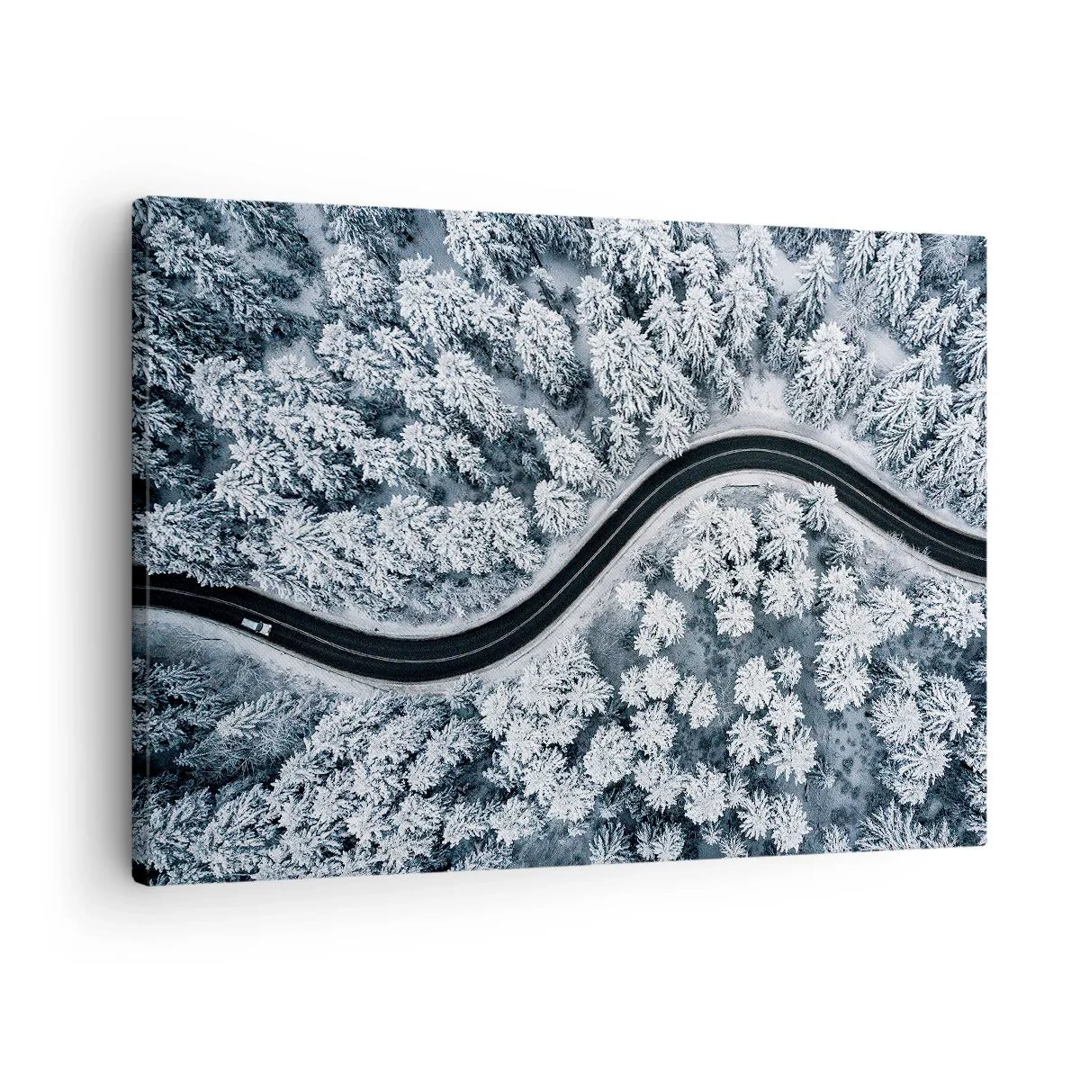 Vászonkép - Madártávlatból egy kanyargós út egy téli erdőben - 70x50cm - A téli erdőn - Modern fali dekoráció nappalihoz és hálószobához ARTTOR