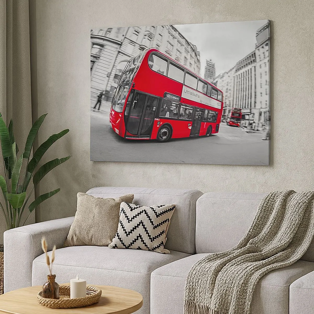 Vászonkép - Egy piros londoni busz egy fekete-fehér utca hátterében - 70x50cm - London hagyományosan - by bus - Modern fali dekoráció nappalihoz és hálószobához ARTTOR