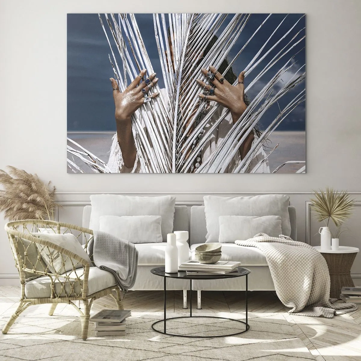 Üveg kép - Egy nő keze, gyűrűkkel díszítve, egy száraz pálmafa mögött - 70x50cm - Sámán asszonya? - Modern fali dekoráció nappalihoz és hálószobához ARTTOR
