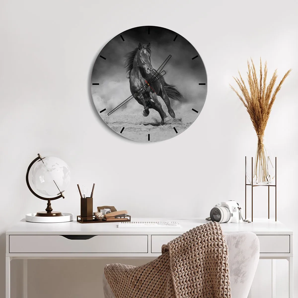 Falióra, Óra - Illusztráció egy sminkelt nőről, aki orchideát tart a szájához - 30x30cm - Az emírhez méltó - Modern fali dekoráció nappalihoz, konyhához és hálószobához ARTTOR