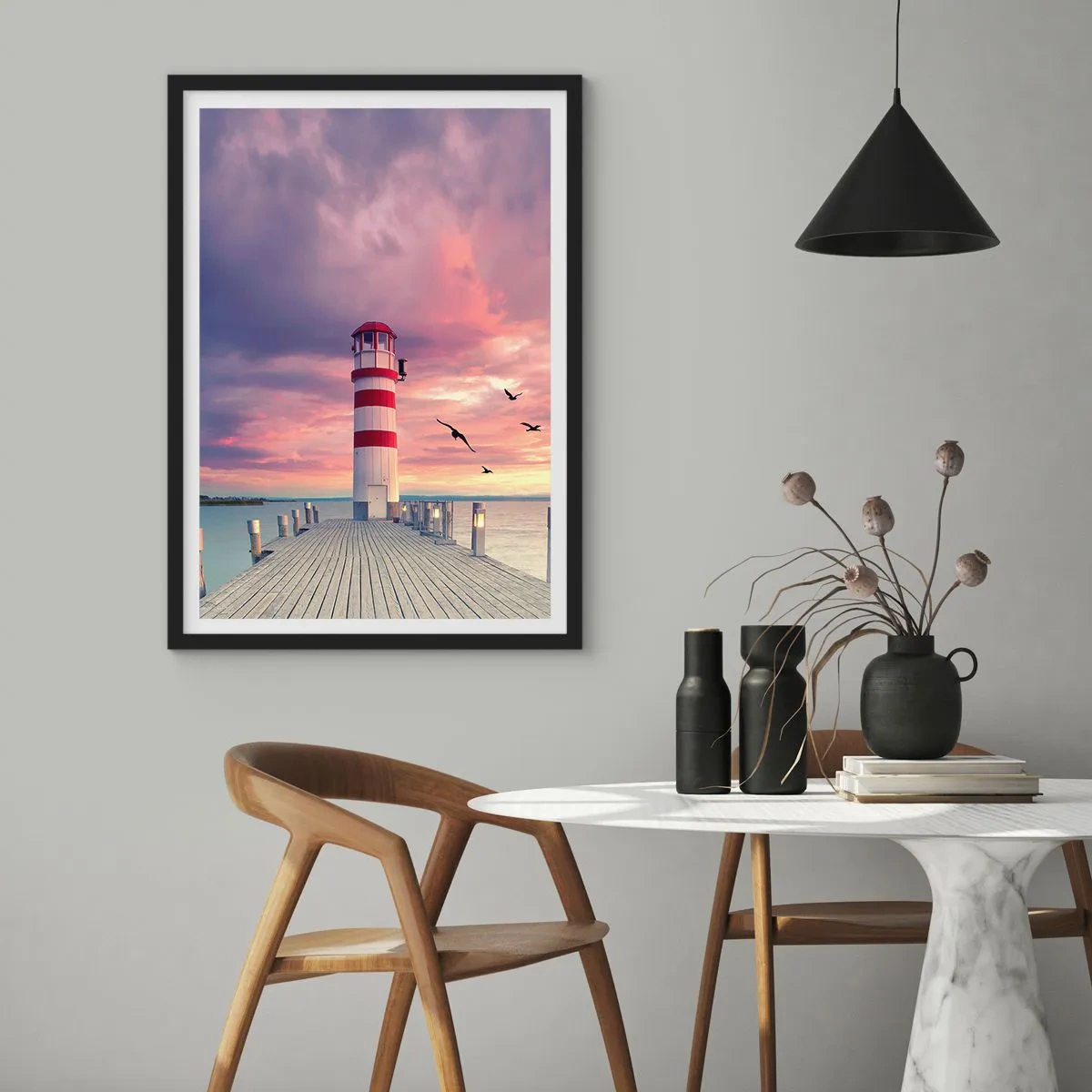 Poszter fehér keretben - Világítótorony a naplemente hátterében - 50x70cm - Ideje a kikötőbe - Modern fali dekoráció nappalihoz és hálószobához ARTTOR
