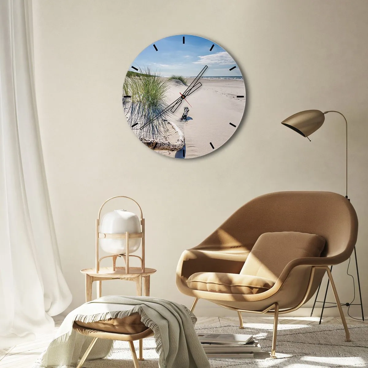 Falióra, Óra - Homokos, fűvel borított strand, tengerre néző kilátással egy napsütéses napon - 30x30cm - A leggyönyörűbb? A Balti - Modern fali dekoráció nappalihoz, konyhához és hálószobához ARTTOR