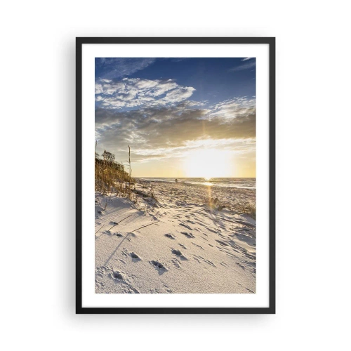 Poszter fehér keretben - A lenyugvó nap által megvilágított homokos tengerpart - 50x70cm - Meghívás egy sétára - Modern fali dekoráció nappalihoz és hálószobához ARTTOR