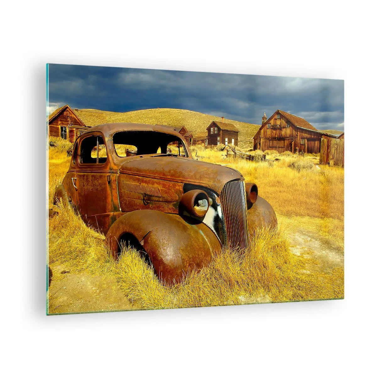 Üveg kép - Egy veterán autó egy elhagyatott falu hátterében - 70x50cm - Kiérdemelt pihenés - Modern fali dekoráció nappalihoz és hálószobához ARTTOR