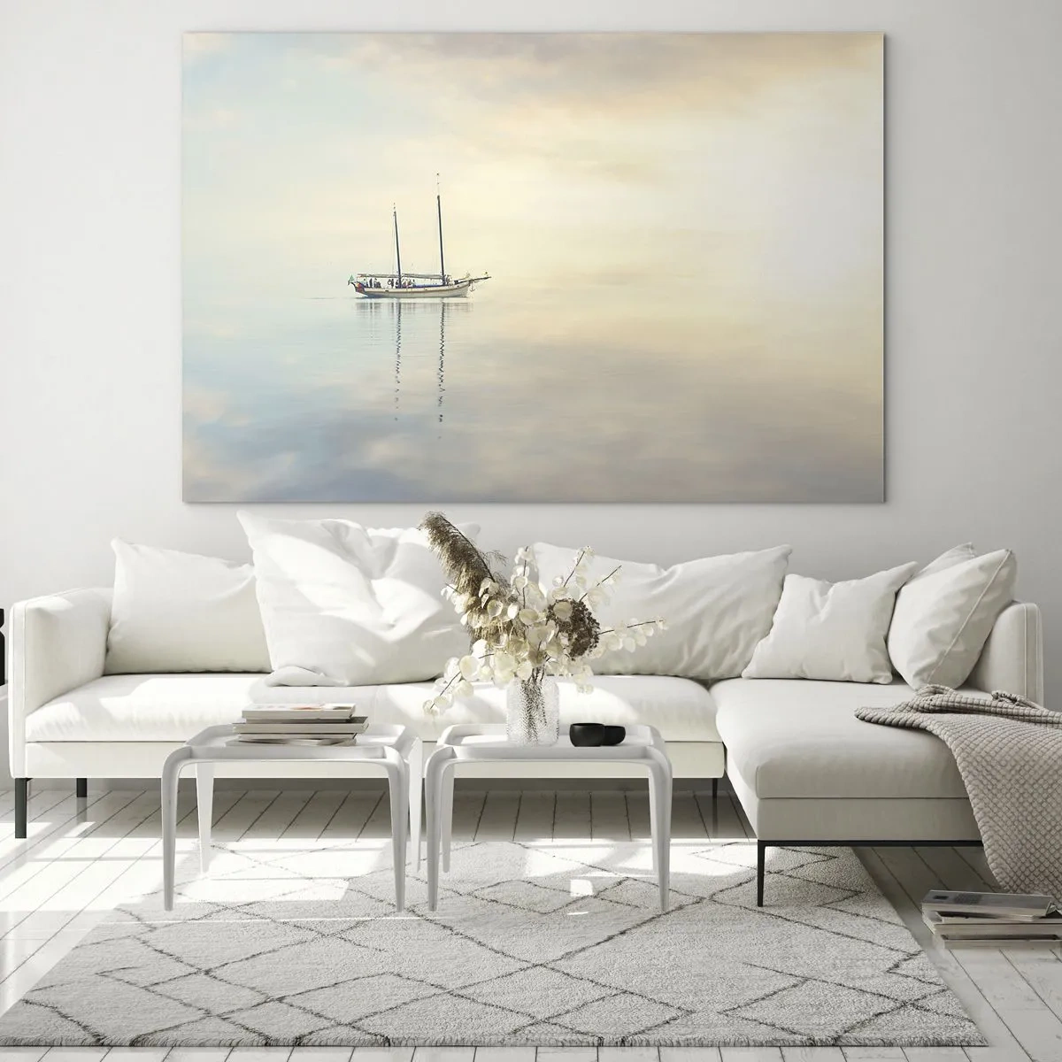 Üveg kép - Egy vitorlás hajó sodródik a nyugodt tengeren hajnalban - 70x50cm - A csend tengerében - Modern fali dekoráció nappalihoz és hálószobához ARTTOR