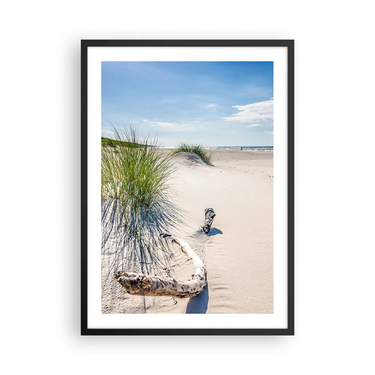 Poszter fehér keretben - Dűnékkel, fűvel és ágakkal teli strand a napfényben - 50x70cm - A leggyönyörűbb? A Balti - Modern fali dekoráció nappalihoz és hálószobához ARTTOR