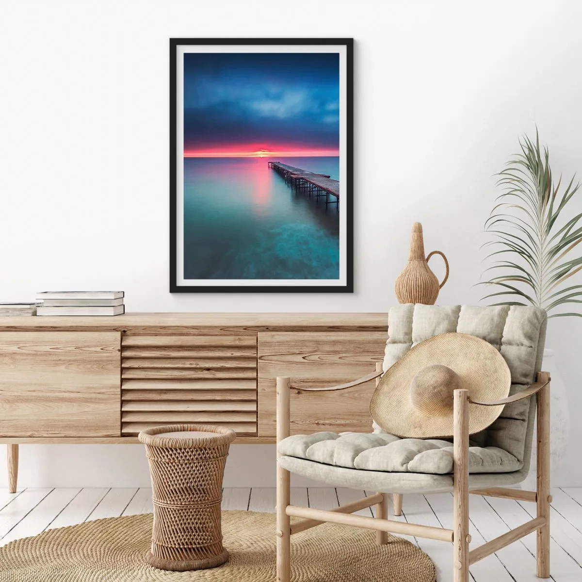 Poszter fehér keretben - Egy móló, amely a nyugodt tengerbe nyúlik naplementekor - 50x70cm - Ég és föld között - Modern fali dekoráció nappalihoz és hálószobához ARTTOR