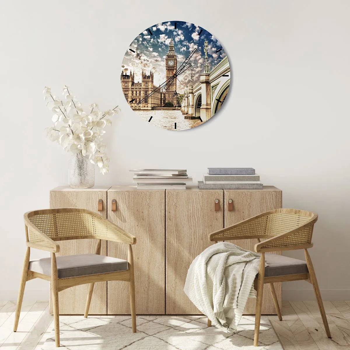 Falióra, Óra - Big Ben és a Temze híd Londonban egy napsütéses napon - 30x30cm - Tollas felhők a Temze felett - Modern fali dekoráció nappalihoz, konyhához és hálószobához ARTTOR