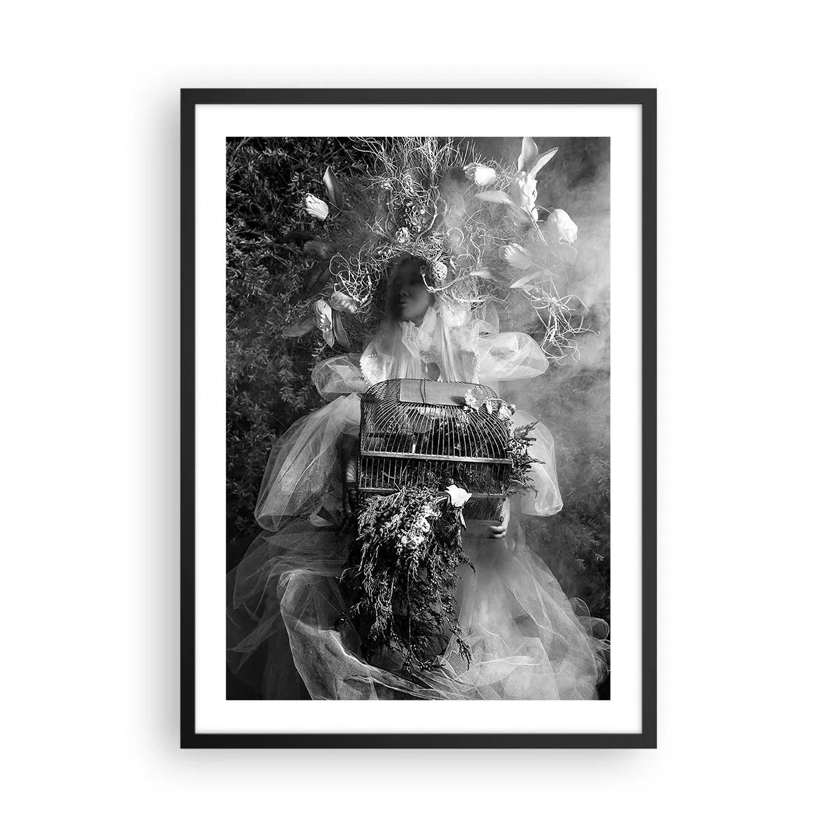 Poszter fehér keretben - Egy természettel körülvett, ruhás nő egy fekete-fehér fényképen - 50x70cm - Maga az Anya – Természet - Modern fali dekoráció nappalihoz és hálószobához ARTTOR